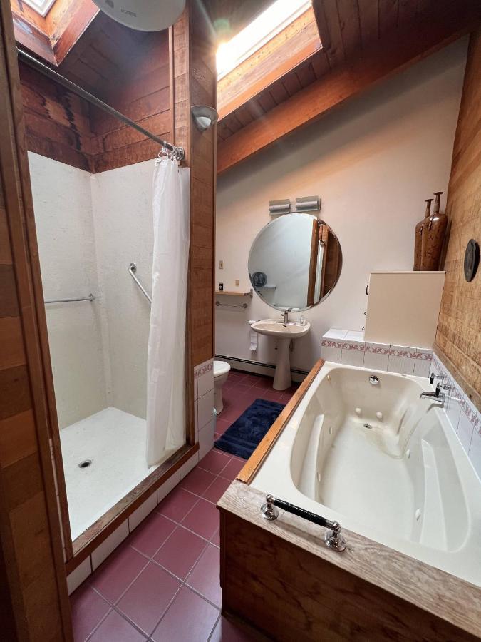 Cypress: Private Bedroom/Bathroom/Office, With Shared Pool, Hot Tub Норт-Ванкувер Екстер'єр фото